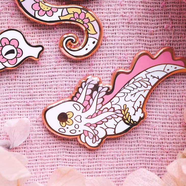 Pin de esmalte de axolotl en flor