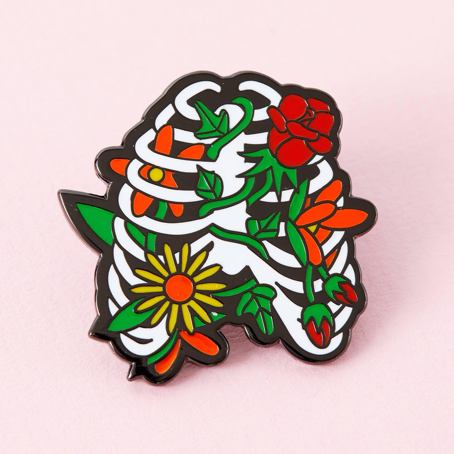 Pin de esmalte con diseño floral de caja torácica