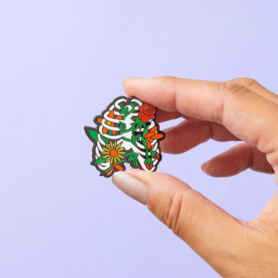 Pin de esmalte con diseño floral de caja torácica