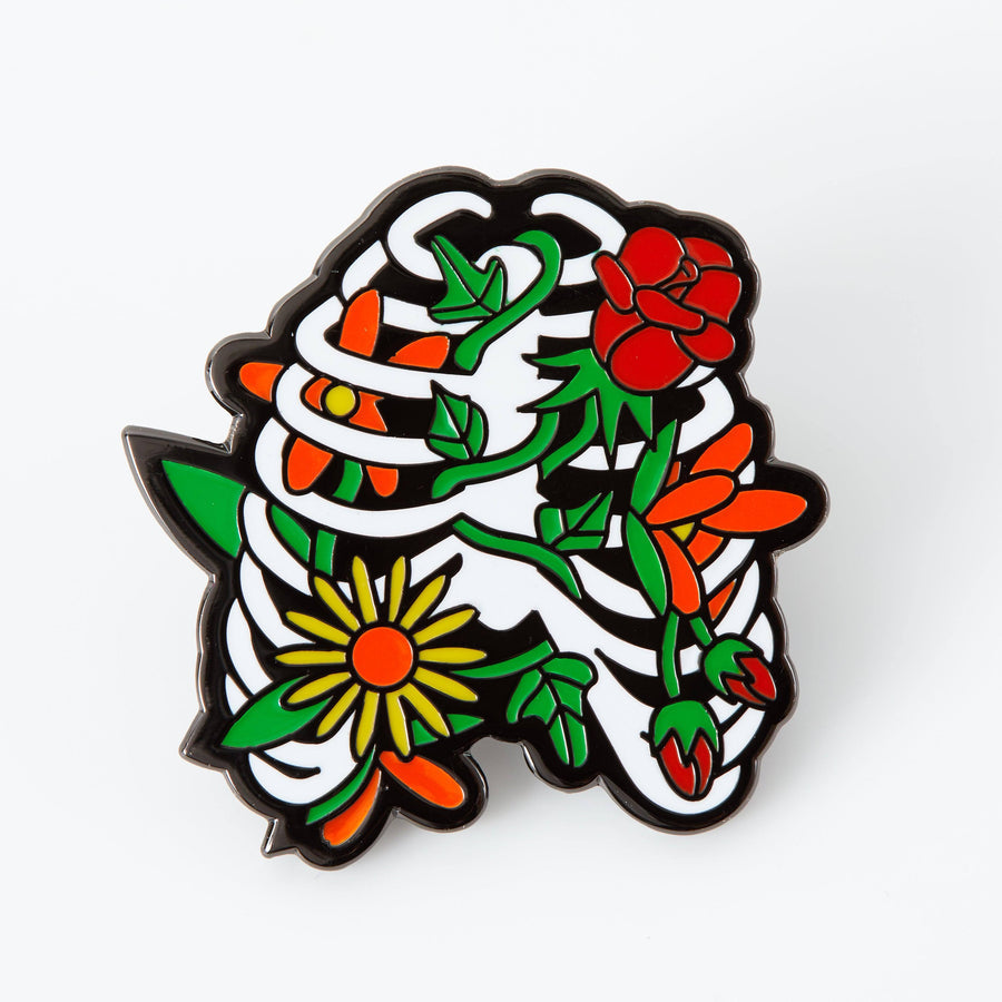 Pin de esmalte con diseño floral de caja torácica