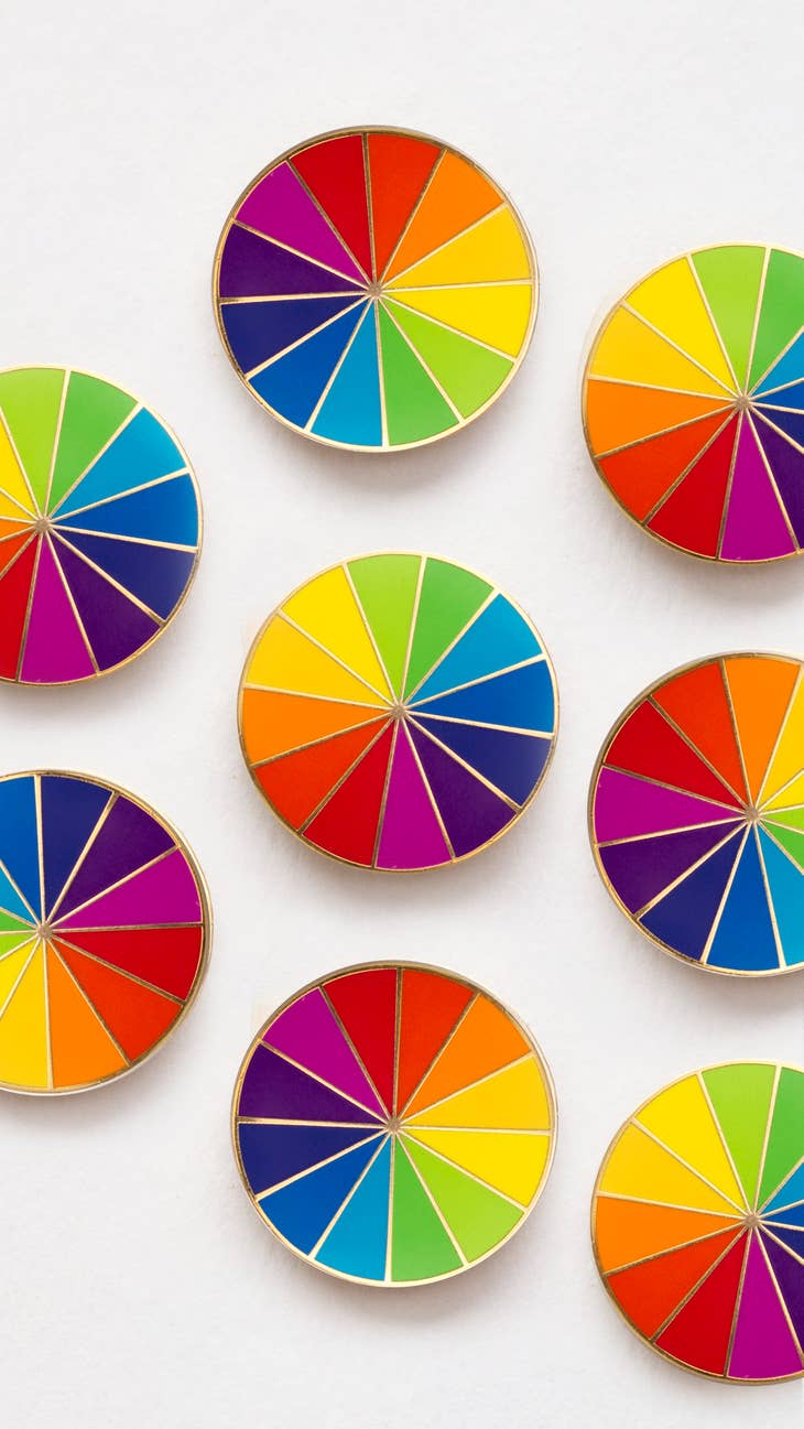 Pin esmaltado con forma de rueda de colores del arcoíris