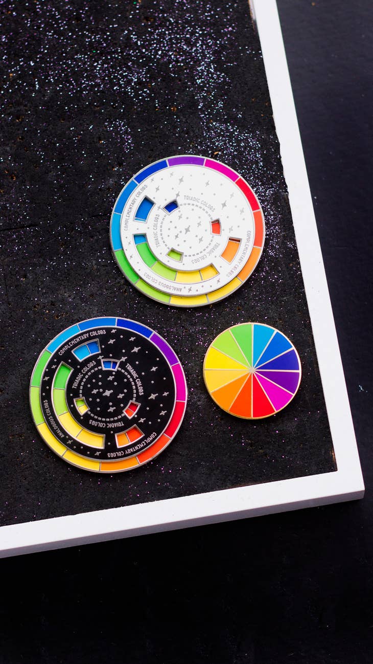 Pin esmaltado con forma de rueda de colores del arcoíris