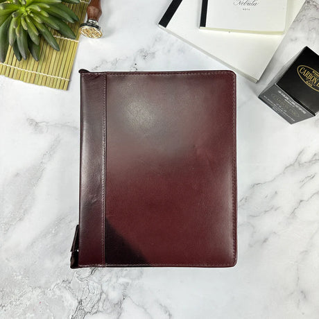 Indulge in the epitome of elegance with the Girologio 24 Zippered Pen Case. Meticulously crafted from premium, eco-friendly tanned leather, this zippered case promises a lavish velvet interior and generous space to securely accommodate up to 24 pens. Girologio once again emerges as a superior choice for safeguarding your cherished writing instruments, seamlessly combining plush softness and flexibility with unparalleled toughness and durability.