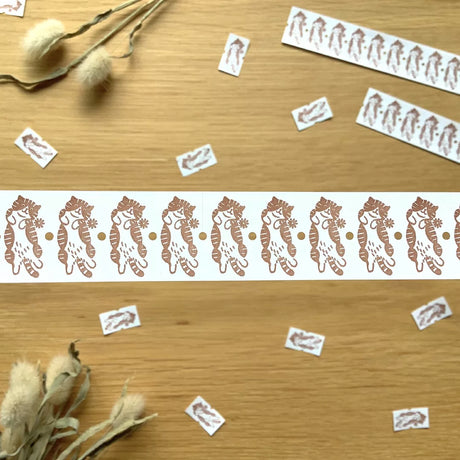 Add a playful touch to your journaling, packaging, and everyday labeling with this charming label seal roll from 4legs. These labels feature a cute cat wanting a belly scratch illustration.&nbsp;

Number of stickers: 1,000&nbsp;
Sticker: 21.6mm×12mm
Material: Non-glossy paper