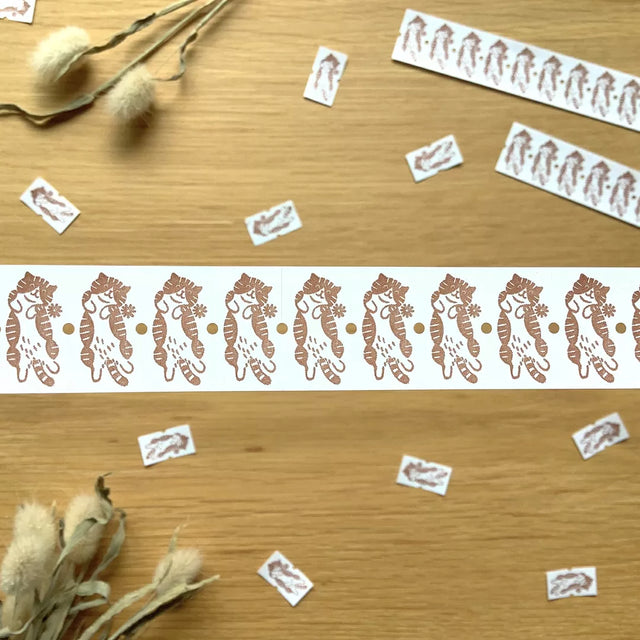 Add a playful touch to your journaling, packaging, and everyday labeling with this charming label seal roll from 4legs. These labels feature a cute cat wanting a belly scratch illustration.&nbsp;

Number of stickers: 1,000&nbsp;
Sticker: 21.6mm×12mm
Material: Non-glossy paper