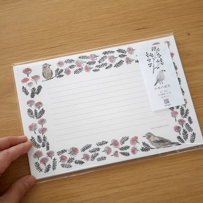 Featuring charming watercolor of various birds from Japanese illustrator 4legs

It is a convenient size that is not too big or too small.&nbsp;You can use it&nbsp;as a communication tool for small thank you and announcements.&nbsp;It is a great gift for people who like paper.&nbsp;The gorgeous and gentle designs&nbsp;will make you feel warm and fuzzy.&nbsp;

Contents: 40 sheets (10 types x 4 sheets each)
Size: A5 size (148mm×210mm)