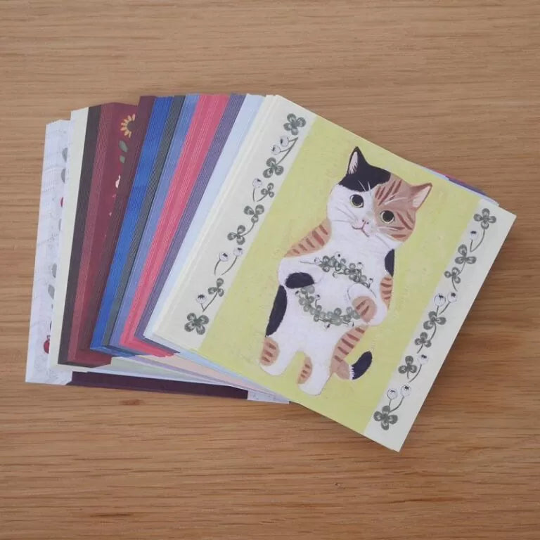 Featuring charming watercolor of cats with flowers and plants from Japanese illustrator 4legs

It is a convenient size that is not too big or too small.&nbsp;Please use it&nbsp;as a communication tool for small thank you and announcements.&nbsp;There are no lines on the front side, so&nbsp;you can use it freely as&nbsp;a shop card or business card&nbsp;with stamps and stickers&nbsp;as well as memos and letters.&nbsp;It is a great gift for people who like paper.&nbsp;The gorgeous and gentle designs&nbsp;will