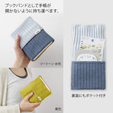 "Techo no Haramaki" is a storage pouch that can be worn with your notebook. The fabric is a durable knit material that stretches well. It can be used as a book band for your notebook, or you can store pens and small items in the pocket.