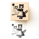 Stamp by illustrator Aiko Fukawa.
The cat holding a fluffy stuffed animal is absolutely adorable.
It adds a cute touch to the little blank space on cards or notebooks.
