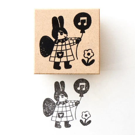 Stamp by illustrator Aiko Nukawa.
The rabbit fairy holds a balloon—a very cute design.
It cutely brightens up the blank spaces on cards and notebooks.