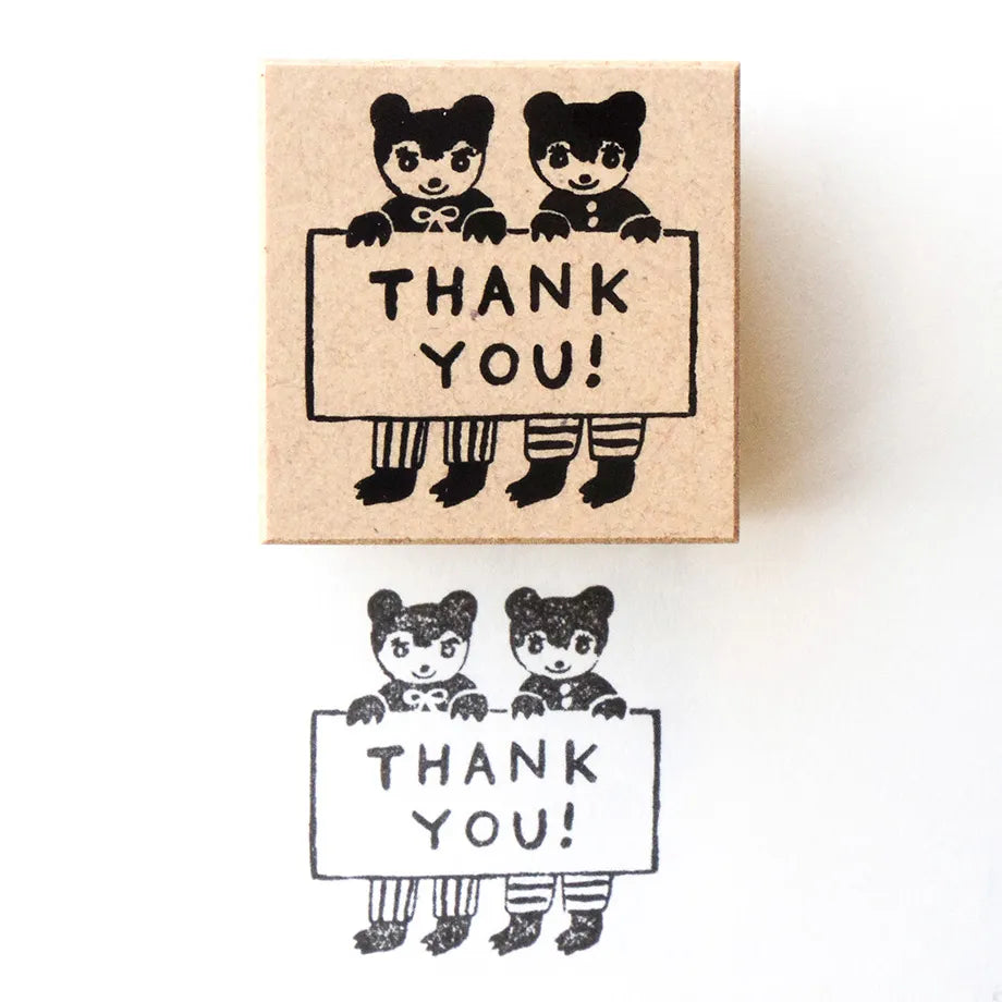 Stamp by illustrator Aiko Fukawa.
THANK YOU！ A pair of cute bears holding cards and wearing a linked outfit are depicted.
Perfect for writing a thank-you message or as a card to accompany a gift.