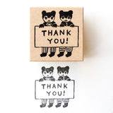 Stamp by illustrator Aiko Fukawa.
THANK YOU！ A pair of cute bears holding cards and wearing a linked outfit are depicted.
Perfect for writing a thank-you message or as a card to accompany a gift.