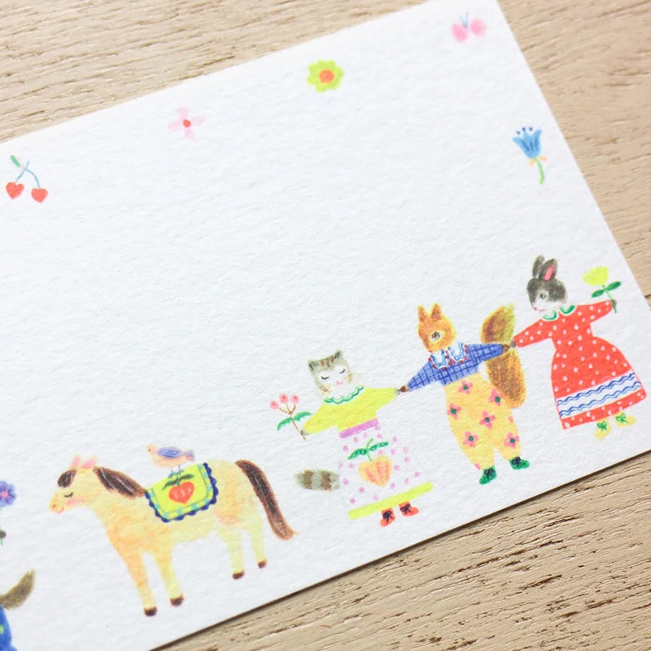 Animals dressed in fashionable clothes and cute flowers are drawn in a one-stroke note by illustrator Aiko Fukawa. Since it uses fluorescent ink, the bright color is cute. Use it to write a small letter or thank you.

It comes in a set of 4 patterns, so you can use it according to your mood and the person you are sending it to.
It is made of Mino washi paper with a pleasant rough texture, and you can also enjoy the unique writing comfort of washi paper.



Mino washi paper&nbsp;
4 patterns, 5 sheets each&nb