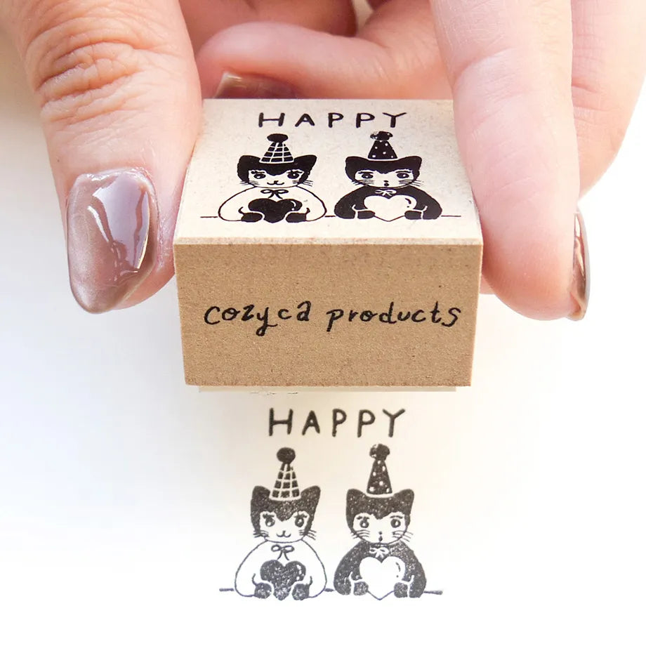 Stamp by illustrator Aiko Fukawa.
It depicts a pair of cats wearing matching party hats and hugging their hearts tightly.
It's also wonderful to mark on gift cards or in a diary of days when good things happened.