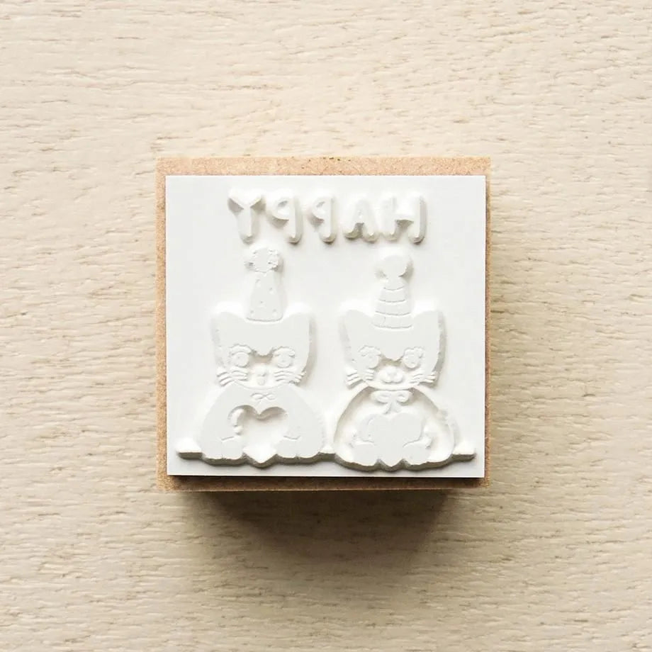 Stamp by illustrator Aiko Fukawa.
It depicts a pair of cats wearing matching party hats and hugging their hearts tightly.
It's also wonderful to mark on gift cards or in a diary of days when good things happened.