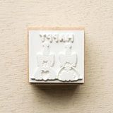 Stamp by illustrator Aiko Fukawa.
It depicts a pair of cats wearing matching party hats and hugging their hearts tightly.
It's also wonderful to mark on gift cards or in a diary of days when good things happened.