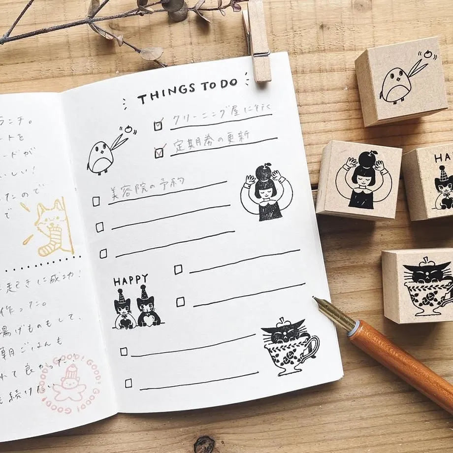 Stamp by illustrator Aiko Fukawa.
It depicts a pair of cats wearing matching party hats and hugging their hearts tightly.
It's also wonderful to mark on gift cards or in a diary of days when good things happened.