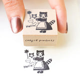 Stamp by illustrator Aiko Fukawa.
The cat holding a fluffy stuffed animal is absolutely adorable.
It adds a cute touch to the little blank space on cards or notebooks.