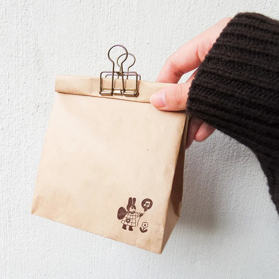 Stamp by illustrator Aiko Nukawa.
The rabbit fairy holds a balloon—a very cute design.
It cutely brightens up the blank spaces on cards and notebooks.