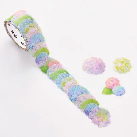 BANDE's popular patterns is back in print! The leaves nestled between the flowers add a nice accent along with a magical watercolor touch of blue and pink. If you stick it along the borders of your notebook or notebook, you can create a decoration that will make you smile, as if you are gathered on a perch.