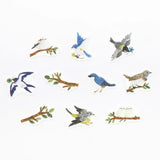 BANDE's popular pattern is back in print! Beautiful feathered birds flying freely through the embroidery forest.&nbsp;If you stick it along the borders of your notebook or notebook, you can create a decoration that will make you smile, as if you are gathered on a perch.
Also a gift for bird lovers.