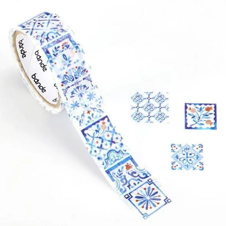 BANDE's popular patterns is back in print!&nbsp;Inspired by a city with a view of the sea, indigo is accented with red flowers and berries.
If you lay them in a row, it creates the impression of a real tile floor. If you stick it along the borders of your notebook or notebook, you can create a decoration that will make you smile.