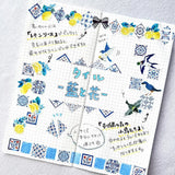 BANDE's popular patterns is back in print!&nbsp;Inspired by a city with a view of the sea, indigo is accented with red flowers and berries.
If you lay them in a row, it creates the impression of a real tile floor. If you stick it along the borders of your notebook or notebook, you can create a decoration that will make you smile.