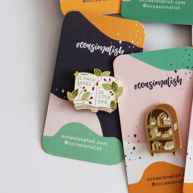 Pin de esmalte con forma de estantería