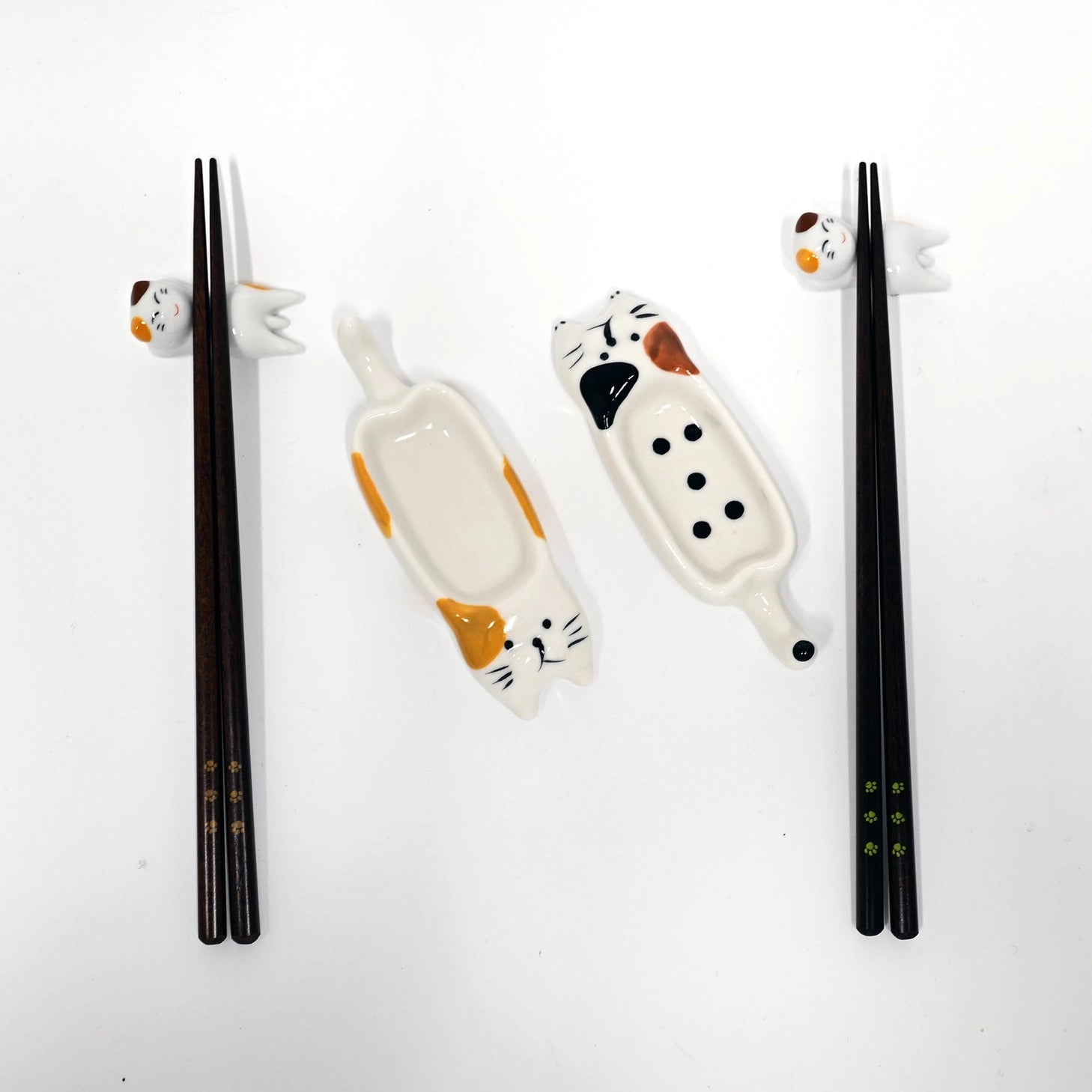 This adorable box set includes 2 sets of chopsticks, rests, and sauce dishes.

Size: Chopsticks 9 inch, Cat Sauce Dish 4 inch L
Material: Bamboo and Ceramic
Origin: China