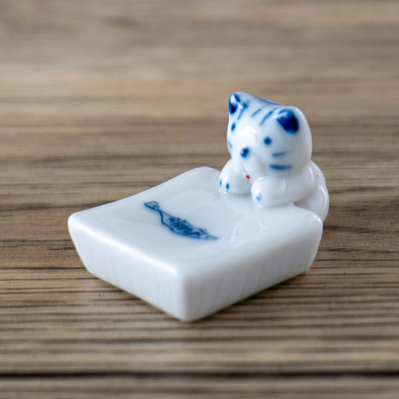 These cute ceramic rests are a perfect stationery addition to your desk! Use them for pens, paint brushes, or take them to your kitchen as a chopstick rest!
