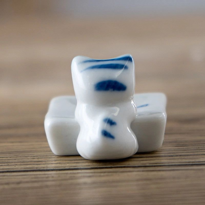 These cute ceramic rests are a perfect stationery addition to your desk! Use them for pens, paint brushes, or take them to your kitchen as a chopstick rest!