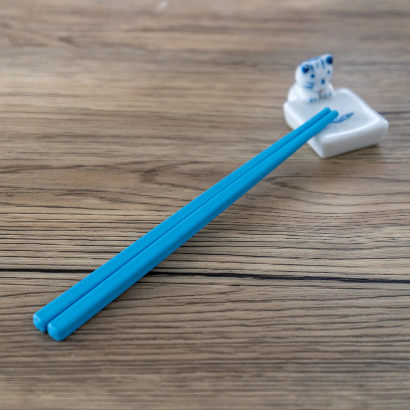 These cute ceramic rests are a perfect stationery addition to your desk! Use them for pens, paint brushes, or take them to your kitchen as a chopstick rest!