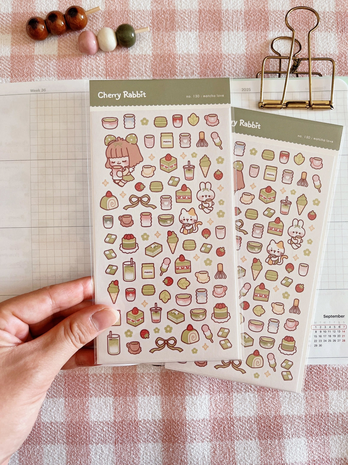 Decorate your planner / diary with these little stickers of matcha treats!

Kiss cut sticker sheet
1 sheet
Sheet size: 9 x 18 cm
Material: Washi sticker / Masking sticker