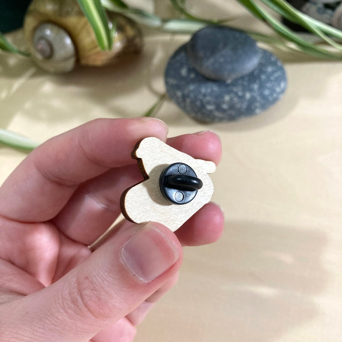 Pájaro azul oriental con binoculares en un alfiler de madera 