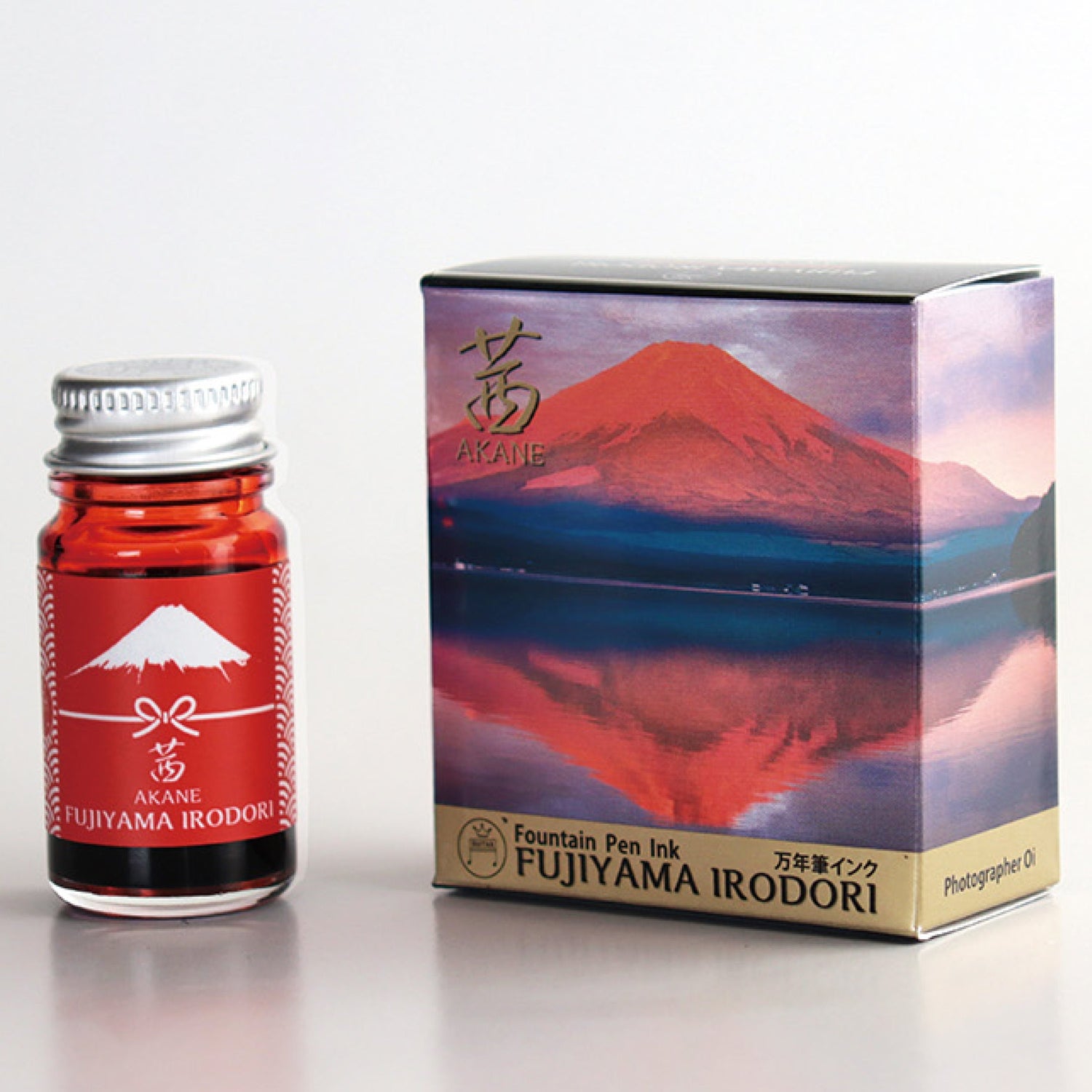 Mt. Fuji changes its expression in various ways depending on the season, weather, and time of day. Its beautiful and rich color landscape has had a great influence on culture and Japanese sensibilities. Expressing such a variety of expressions of Mt. Fuji and the delicate taste of traditional Japanese colors,
　
Loved by many people like Mt. Fuji
to become an ink that “connects” hearts and minds.
I made this with my wish. We created an ink.

Akane Red - A symbol of good luck, vividly dyed "Red Mt. Fuji". Cle