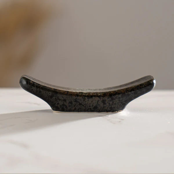 These cute ceramic rests are a perfect stationery addition to your desk! Use them for pens, paint brushes, or take them to your kitchen as a chopstick rest!

Size: 2.5"L x 0.75"H
Material: Porcelain