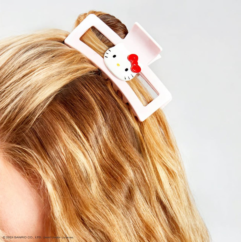 A playfully pink clip featuring Hello Kitty and her iconic red bow, perfect for adding her signature sweetness to your hairstyle.

Great for half-up styles, buns, and everyday updos. Lightweight, durable, and easy to wear!