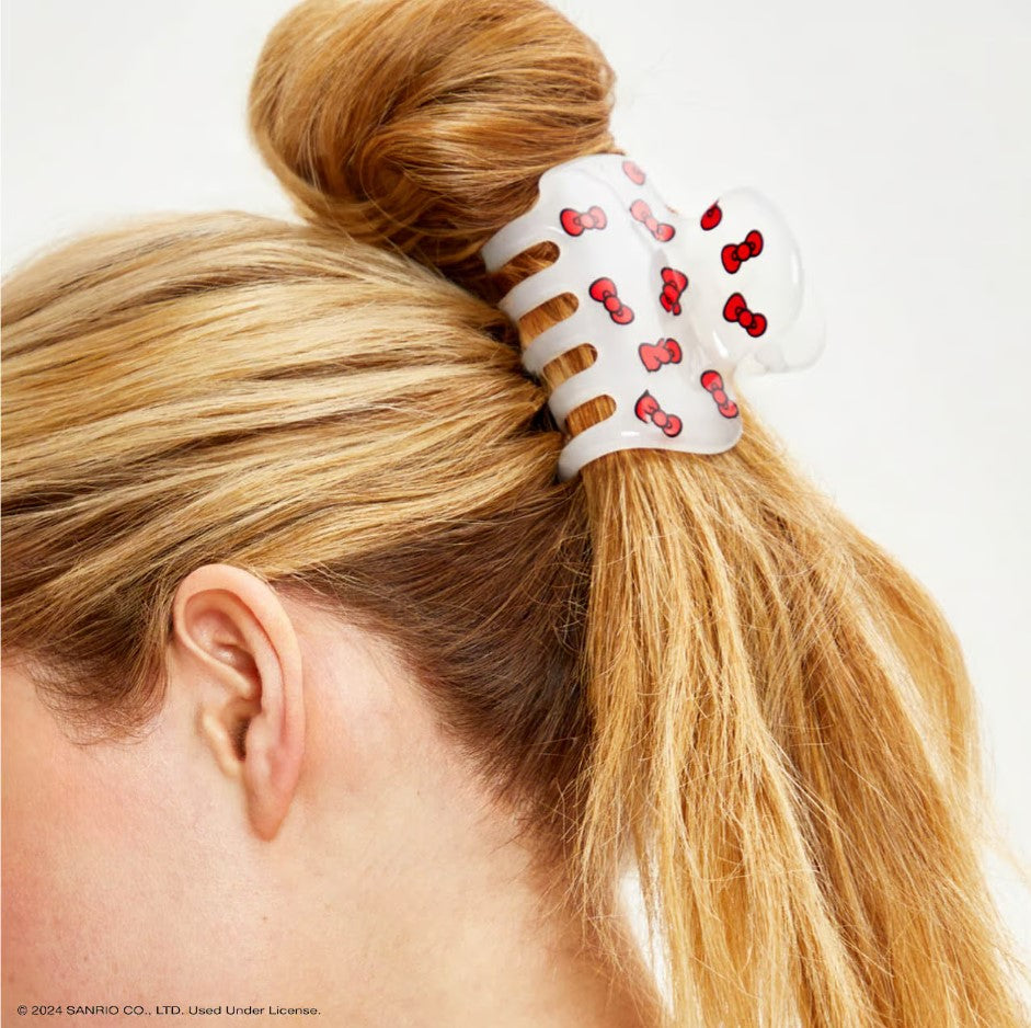 Add a touch of Hello Kitty playfulness to your hairstyle with this claw clip, featuring her signature red bows

Great for half-up styles, buns, and everyday updos. Lightweight, durable, and easy to wear!