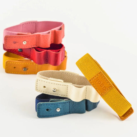 Handy for keeping your book shut in your bag, this bookband is made with an elastic band adorned with the Hobonichi “Hobo” logo. There are two different holes to fit the clasp so you can still use it if your book becomes thicker.

Included in the bookband are slots to store two pens, and the bands come in six colors. (Classic uses natural leather and will grow darker over continued use.)