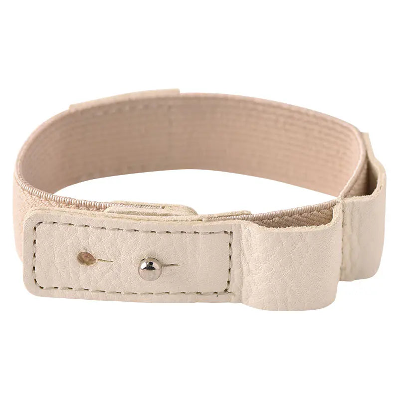 Handy for keeping your book shut in your bag, this bookband is made with an elastic band adorned with the Hobonichi “Hobo” logo. There are two different holes to fit the clasp so you can still use it if your book becomes thicker.

Included in the bookband are slots to store two pens, and the bands come in six colors. (Classic uses natural leather and will grow darker over continued use.)