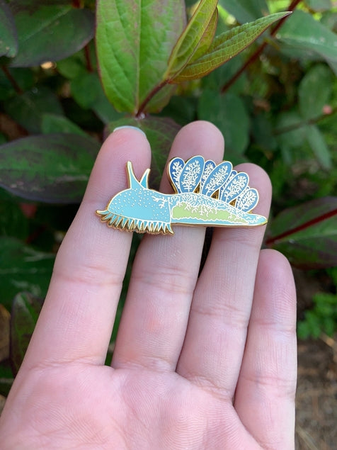 Pin de esmalte de nudibranquio encapuchado 