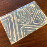 Designed by Horirium, who is familiar to stationery fans as a designer of decorative manuscript paper, drew an infinite pattern of an ink swamp.

These are best used with water-based inks in general, but dye inks are more suitable than pigment inks (they are easier to refresh cleanly). In rare cases, some inks are difficult to reject, so please try them out before using them. &nbsp;

Includes:

Body size: 100x148mm (postcard size)
Material: Paper (1 pack of 5 sheets)