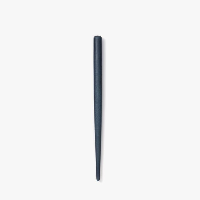 A nib holder that emerged from our desire to create a tool that inspires a lifetime of use, bringing joy to our hands and soul. From the timeless material to the comfortable thickness, form and length, each and every detail has been carefully considered to create a perfect fit. The 7-inch length is similar to that of a standard pencil. Designed to universal specifications to fit all standard nibs, the nib holder will travel with you for a lifetime of writing.&nbsp;

A nib holder crafted from Japanese cherry