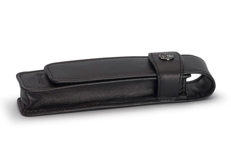 Minimalist and protective flap pouch made of black leather for one standard-sized pen.


The genuine leather pouch is easy to close with a tab. The soft leather encloses your Kaweco favourites and guarantees protection from scratching. You can carry one standard-sized writing instrument in this pouch.&nbsp;

An elegant black logo coin and the embossed Kaweco lettering adorn the flap pouch and complete the simple, discreet design.