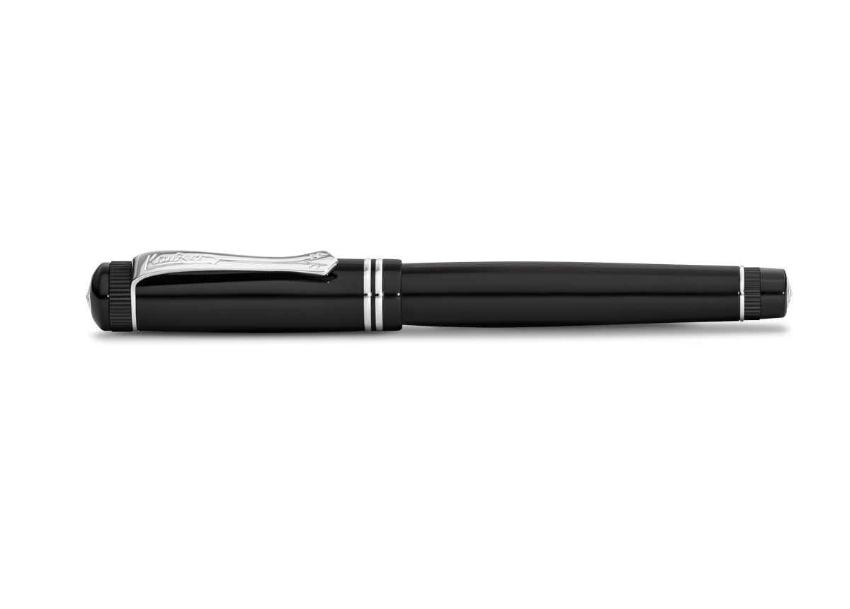The decorative elements and proportions are based on those of the golden 1920s. This treasure of the German heyday of art, culture and science has been preserved in detail.

The fountain pen consists of more than 20 individual parts. Cap, shaft and grip section, are made of deep black acrylic (PMMA) and polished and assembled by hand.

You can choose between five nib sizes, ranging from extra fine (EF) to extra broad (BB). All nibs are made in Germany. It contains a Royal Blue ink cartridge as standard.

Ma