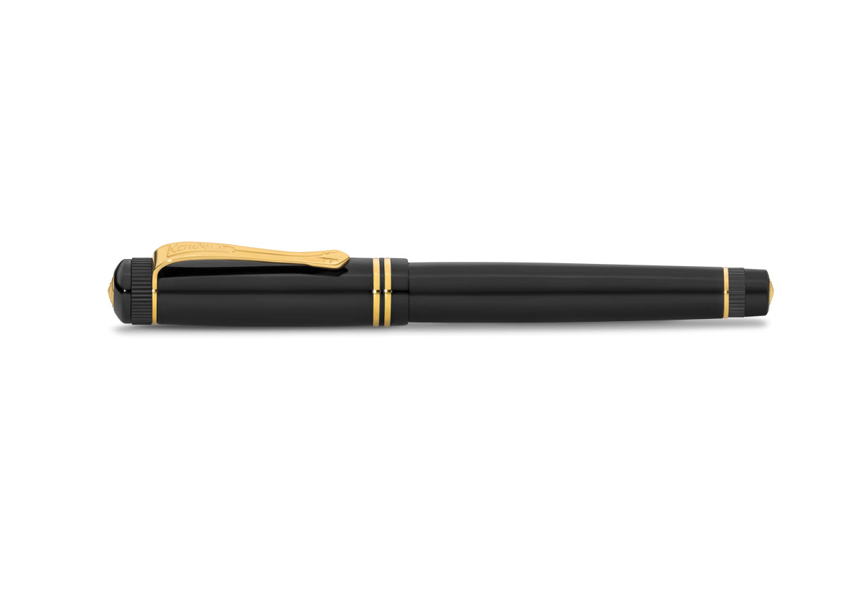 The decorative elements and proportions are based on those of the golden 1920s. This treasure of the German heyday of art, culture and science has been preserved in detail.

The fountain pen consists of more than 20 individual parts. Cap, shaft and grip section, are made of deep black acrylic (PMMA) and polished and assembled by hand.

You can choose between five nib sizes, ranging from extra fine (EF) to extra broad (BB). All nibs are made in Germany. It contains a Royal Blue ink cartridge as standard.

Ma