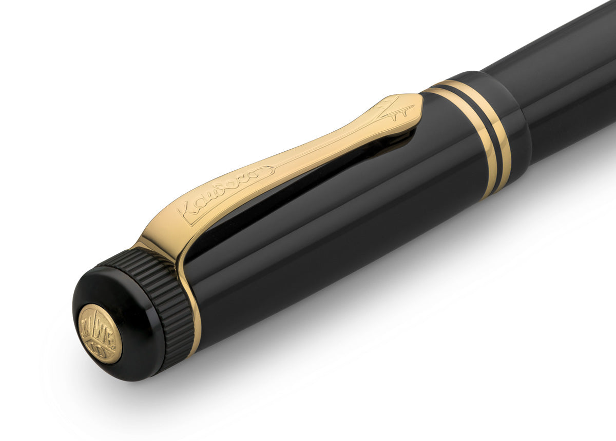 The decorative elements and proportions are based on those of the golden 1920s. This treasure of the German heyday of art, culture and science has been preserved in detail.

The fountain pen consists of more than 20 individual parts. Cap, shaft and grip section, are made of deep black acrylic (PMMA) and polished and assembled by hand.

You can choose between five nib sizes, ranging from extra fine (EF) to extra broad (BB). All nibs are made in Germany. It contains a Royal Blue ink cartridge as standard.

Ma