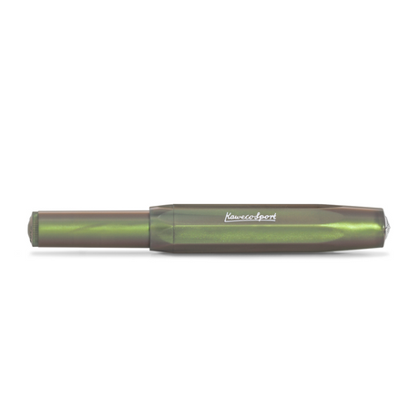Houston, we have a new series: the new LUNAR SPORT dares to take the first step into the Kaweco standard range. For the first time, the series sparkles here in two magical nuances: While the colour Light Green shimmers brightly, like delicate moonlight, Shadow Green is reminiscent of a fresh spring night and sprouting buds. Green and bronze light up alternately within an iridescent color change when you move the pen in the light, providing space for exciting color contrasts.

A play of light and shadow

Wit