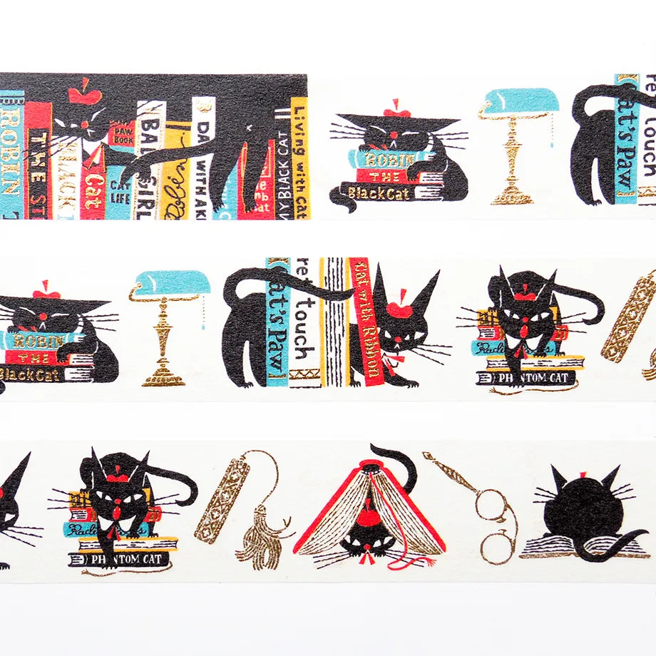 Robin-chan, the black cat, seems to be at a stylish bookstore this time.&nbsp;The fine foil stamping on book spines and antique furniture is very beautiful. Cut short to use as stickers, or as a pop point in wrapping or decoration.


✨ Product Features

Gold foil stamping for a subtle, elegant shine
Perfect for decorating planners, journals, cards, gifts, and scrapbooks
High‑quality Cozyca Products washi tape
Size: 20 mm × 5 m