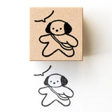 A stamp by illustrator Mariko Fukuoka.
A dog holding a pochette is taking a stroll. It also looks cute when you add speech bubbles.